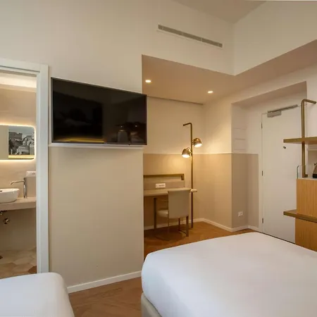 Cosmopolita Rome, Tapestry Collection By Hilton Hotel Rome